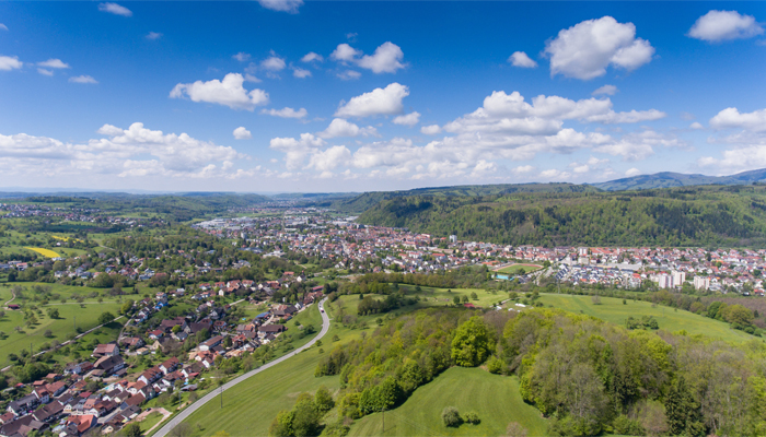 Blick von oben auf Schopfheim im Sommer.